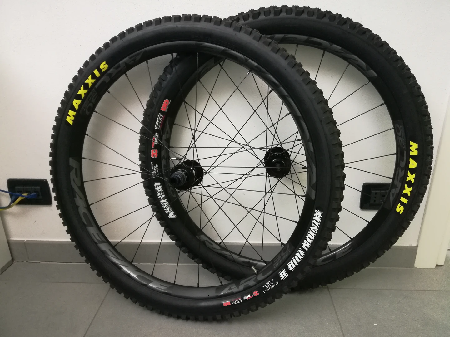 RACE FACE　ARC30オフセットホイール　29インチ用 Amazon.com: RACE FACE ARC 30 WHEELSET 29
